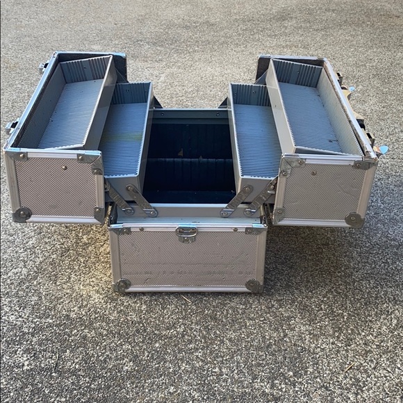 Vintage Metal Makeup Box - Picture 4 of 6